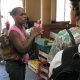 21- Vendeuse et son bebe au marche 